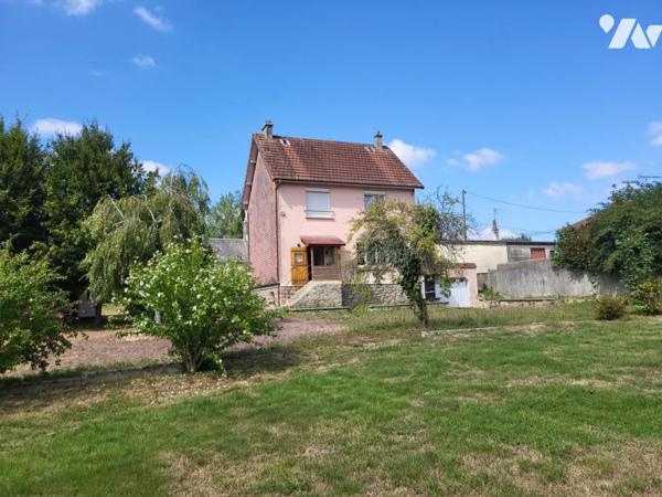 ST MARTIN DES BESACES : MAISON D'HABITATION AVEC JARDIN