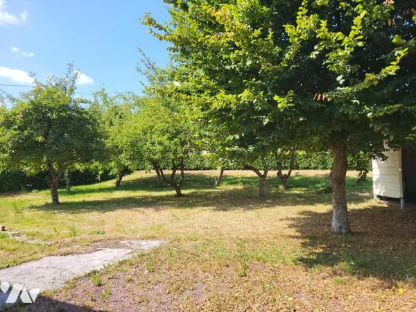ST MARTIN DES BESACES : MAISON D'HABITATION AVEC JARDIN
