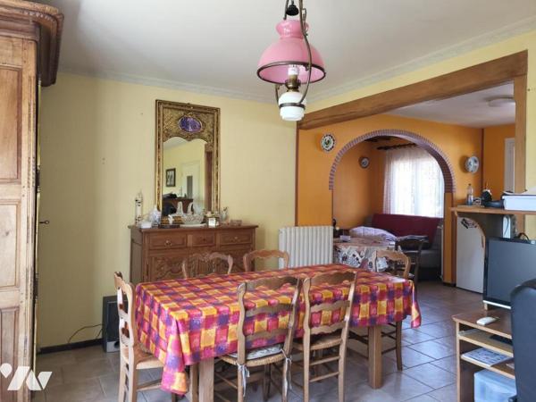 ST MARTIN DES BESACES : MAISON D'HABITATION AVEC JARDIN