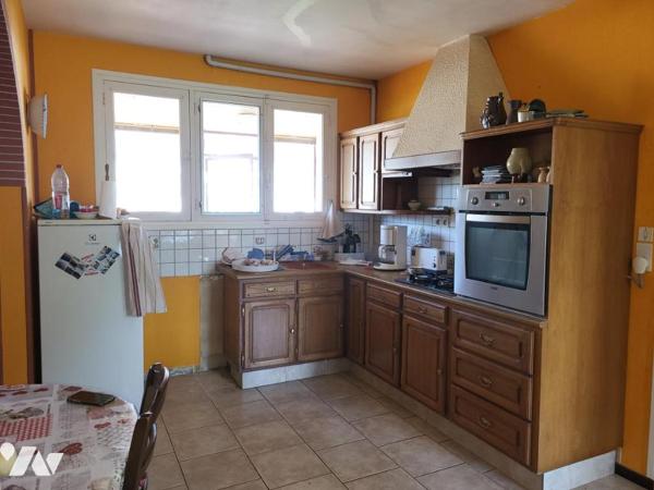 ST MARTIN DES BESACES : MAISON D'HABITATION AVEC JARDIN