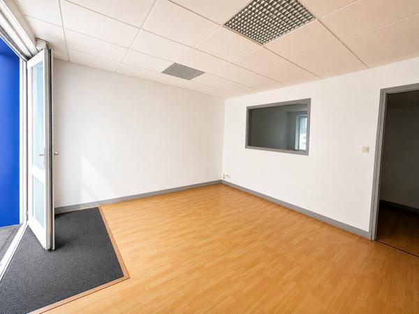 MONTLOUIS-SUR-LOIRE CONNEUIL BUREAUX A LOUER 135 M² PARKING FACILE