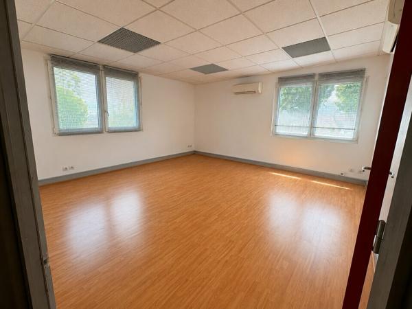 MONTLOUIS-SUR-LOIRE CONNEUIL BUREAUX A LOUER 135 M² PARKING FACILE