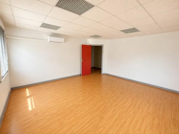 MONTLOUIS-SUR-LOIRE CONNEUIL BUREAUX A LOUER 135 M² PARKING FACILE