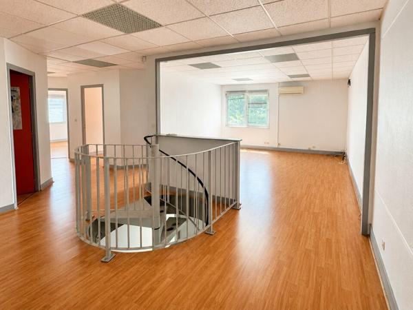 MONTLOUIS-SUR-LOIRE CONNEUIL BUREAUX A LOUER 135 M² PARKING FACILE