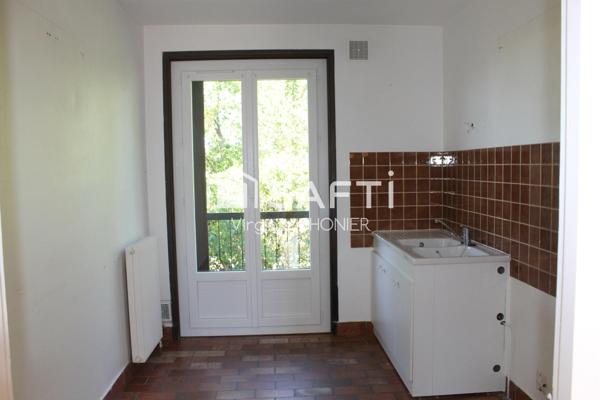 Maison avec vie de plain-pied élevée sur sous-sol complet