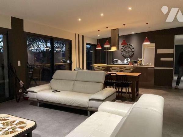 A VENDRE : Maison contemporaine avec de beaux volumes de 2015, sur les hauteurs de SOUILLAC (Lo...