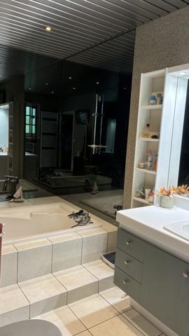 Demeure familiale avec piscine, terrasse et jardin arboré – Lot-et-Garonne