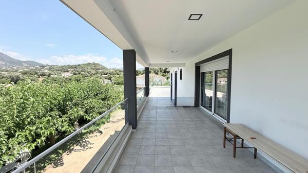 VILLA FAMILIALE AVEC PISCINE ET DÉPENDANCES – BASTELICACCIA