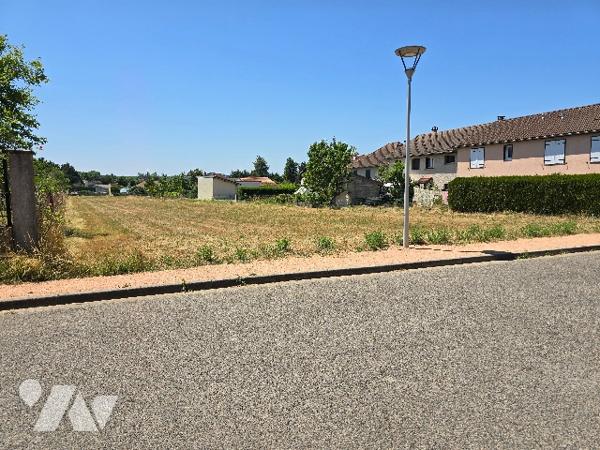 Terrain à bâtir, situé a proximité immédiate du collège