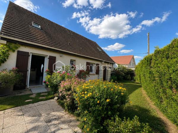 Située dans un quartier calme et recherché de Crépy-en-Valois, cette agréable maison individuelle non mitoyenne de 104 m², construite en 1989, offre un cadre de vie idéal pour une famille à la recherche de confort et de praticité.

Dès l’entrée, vous découvrirez une belle pièce de vie lumineuse avec un séjour/salle à manger ouvert sur une cuisine aménagée, créant un espace convivial pour partager de bons moments en famille ou entre amis. Le rez-de-chaussée dispose également d’une véritable suite parentale avec sa salle d’eau équipée d’une douche à l’italienne et de WC, offrant un confort de vie de plain-pied.

À l’étage, un palier avec rangements dessert trois chambres, un espace pouvant faire office de bureau ou de dressing, ainsi qu’une seconde salle d’eau avec WC, parfaitement adaptée aux besoins d’une famille.

À l’extérieur, vous profiterez d’une agréable terrasse sans vis-à-vis et d’un jardin clos d’environ 396 m², facile à entretenir et idéal pour les repas en plein air ou les jeux des enfants. Un garage avec porte motorisée complète ce bien.

Côté prestations, la maison bénéficie de menuiseries PVC double vitrage récentes, d’un système d’aspiration centralisée et d’un chauffage individuel, garantissant confort et fonctionnalité au quotidien.

Son emplacement est un véritable atout : à seulement 15 minutes à pied de la gare, avec un accès rapide à la N2, à 35 minutes de l’aéroport Roissy-Charles-de-Gaulle, à proximité immédiate du centre-ville, des commerces, des écoles, des transports gratuits et d’un parc, cette maison réunit tous les critères pour une vie pratique et agréable.
À visiter sans tarder