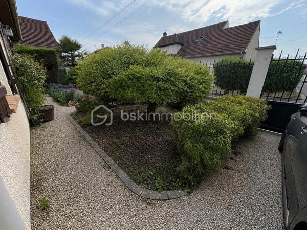 Située dans un quartier calme et recherché de Crépy-en-Valois, cette agréable maison individuelle non mitoyenne de 104 m², construite en 1989, offre un cadre de vie idéal pour une famille à la recherche de confort et de praticité.

Dès l’entrée, vous découvrirez une belle pièce de vie lumineuse avec un séjour/salle à manger ouvert sur une cuisine aménagée, créant un espace convivial pour partager de bons moments en famille ou entre amis. Le rez-de-chaussée dispose également d’une véritable suite parentale avec sa salle d’eau équipée d’une douche à l’italienne et de WC, offrant un confort de vie de plain-pied.

À l’étage, un palier avec rangements dessert trois chambres, un espace pouvant faire office de bureau ou de dressing, ainsi qu’une seconde salle d’eau avec WC, parfaitement adaptée aux besoins d’une famille.

À l’extérieur, vous profiterez d’une agréable terrasse sans vis-à-vis et d’un jardin clos d’environ 396 m², facile à entretenir et idéal pour les repas en plein air ou les jeux des enfants. Un garage avec porte motorisée complète ce bien.

Côté prestations, la maison bénéficie de menuiseries PVC double vitrage récentes, d’un système d’aspiration centralisée et d’un chauffage individuel, garantissant confort et fonctionnalité au quotidien.

Son emplacement est un véritable atout : à seulement 15 minutes à pied de la gare, avec un accès rapide à la N2, à 35 minutes de l’aéroport Roissy-Charles-de-Gaulle, à proximité immédiate du centre-ville, des commerces, des écoles, des transports gratuits et d’un parc, cette maison réunit tous les critères pour une vie pratique et agréable.
À visiter sans tarder