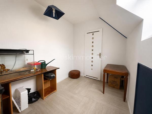 Située dans un quartier calme et recherché de Crépy-en-Valois, cette agréable maison individuelle non mitoyenne de 104 m², construite en 1989, offre un cadre de vie idéal pour une famille à la recherche de confort et de praticité.

Dès l’entrée, vous découvrirez une belle pièce de vie lumineuse avec un séjour/salle à manger ouvert sur une cuisine aménagée, créant un espace convivial pour partager de bons moments en famille ou entre amis. Le rez-de-chaussée dispose également d’une véritable suite parentale avec sa salle d’eau équipée d’une douche à l’italienne et de WC, offrant un confort de vie de plain-pied.

À l’étage, un palier avec rangements dessert trois chambres, un espace pouvant faire office de bureau ou de dressing, ainsi qu’une seconde salle d’eau avec WC, parfaitement adaptée aux besoins d’une famille.

À l’extérieur, vous profiterez d’une agréable terrasse sans vis-à-vis et d’un jardin clos d’environ 396 m², facile à entretenir et idéal pour les repas en plein air ou les jeux des enfants. Un garage avec porte motorisée complète ce bien.

Côté prestations, la maison bénéficie de menuiseries PVC double vitrage récentes, d’un système d’aspiration centralisée et d’un chauffage individuel, garantissant confort et fonctionnalité au quotidien.

Son emplacement est un véritable atout : à seulement 15 minutes à pied de la gare, avec un accès rapide à la N2, à 35 minutes de l’aéroport Roissy-Charles-de-Gaulle, à proximité immédiate du centre-ville, des commerces, des écoles, des transports gratuits et d’un parc, cette maison réunit tous les critères pour une vie pratique et agréable.
À visiter sans tarder