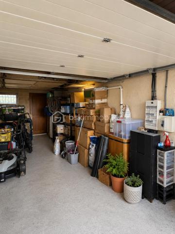 Située dans un quartier calme et recherché de Crépy-en-Valois, cette agréable maison individuelle non mitoyenne de 104 m², construite en 1989, offre un cadre de vie idéal pour une famille à la recherche de confort et de praticité.

Dès l’entrée, vous découvrirez une belle pièce de vie lumineuse avec un séjour/salle à manger ouvert sur une cuisine aménagée, créant un espace convivial pour partager de bons moments en famille ou entre amis. Le rez-de-chaussée dispose également d’une véritable suite parentale avec sa salle d’eau équipée d’une douche à l’italienne et de WC, offrant un confort de vie de plain-pied.

À l’étage, un palier avec rangements dessert trois chambres, un espace pouvant faire office de bureau ou de dressing, ainsi qu’une seconde salle d’eau avec WC, parfaitement adaptée aux besoins d’une famille.

À l’extérieur, vous profiterez d’une agréable terrasse sans vis-à-vis et d’un jardin clos d’environ 396 m², facile à entretenir et idéal pour les repas en plein air ou les jeux des enfants. Un garage avec porte motorisée complète ce bien.

Côté prestations, la maison bénéficie de menuiseries PVC double vitrage récentes, d’un système d’aspiration centralisée et d’un chauffage individuel, garantissant confort et fonctionnalité au quotidien.

Son emplacement est un véritable atout : à seulement 15 minutes à pied de la gare, avec un accès rapide à la N2, à 35 minutes de l’aéroport Roissy-Charles-de-Gaulle, à proximité immédiate du centre-ville, des commerces, des écoles, des transports gratuits et d’un parc, cette maison réunit tous les critères pour une vie pratique et agréable.
À visiter sans tarder