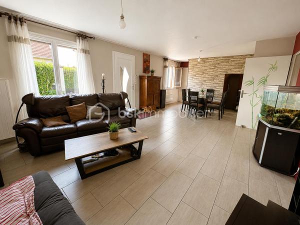 Située dans un quartier calme et recherché de Crépy-en-Valois, cette agréable maison individuelle non mitoyenne de 104 m², construite en 1989, offre un cadre de vie idéal pour une famille à la recherche de confort et de praticité.

Dès l’entrée, vous découvrirez une belle pièce de vie lumineuse avec un séjour/salle à manger ouvert sur une cuisine aménagée, créant un espace convivial pour partager de bons moments en famille ou entre amis. Le rez-de-chaussée dispose également d’une véritable suite parentale avec sa salle d’eau équipée d’une douche à l’italienne et de WC, offrant un confort de vie de plain-pied.

À l’étage, un palier avec rangements dessert trois chambres, un espace pouvant faire office de bureau ou de dressing, ainsi qu’une seconde salle d’eau avec WC, parfaitement adaptée aux besoins d’une famille.

À l’extérieur, vous profiterez d’une agréable terrasse sans vis-à-vis et d’un jardin clos d’environ 396 m², facile à entretenir et idéal pour les repas en plein air ou les jeux des enfants. Un garage avec porte motorisée complète ce bien.

Côté prestations, la maison bénéficie de menuiseries PVC double vitrage récentes, d’un système d’aspiration centralisée et d’un chauffage individuel, garantissant confort et fonctionnalité au quotidien.

Son emplacement est un véritable atout : à seulement 15 minutes à pied de la gare, avec un accès rapide à la N2, à 35 minutes de l’aéroport Roissy-Charles-de-Gaulle, à proximité immédiate du centre-ville, des commerces, des écoles, des transports gratuits et d’un parc, cette maison réunit tous les critères pour une vie pratique et agréable.
À visiter sans tarder