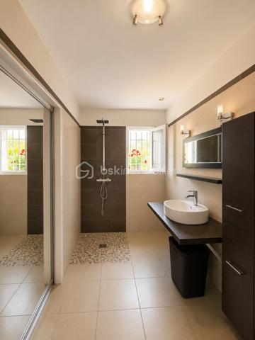 Située dans un quartier calme et recherché de Crépy-en-Valois, cette agréable maison individuelle non mitoyenne de 104 m², construite en 1989, offre un cadre de vie idéal pour une famille à la recherche de confort et de praticité.

Dès l’entrée, vous découvrirez une belle pièce de vie lumineuse avec un séjour/salle à manger ouvert sur une cuisine aménagée, créant un espace convivial pour partager de bons moments en famille ou entre amis. Le rez-de-chaussée dispose également d’une véritable suite parentale avec sa salle d’eau équipée d’une douche à l’italienne et de WC, offrant un confort de vie de plain-pied.

À l’étage, un palier avec rangements dessert trois chambres, un espace pouvant faire office de bureau ou de dressing, ainsi qu’une seconde salle d’eau avec WC, parfaitement adaptée aux besoins d’une famille.

À l’extérieur, vous profiterez d’une agréable terrasse sans vis-à-vis et d’un jardin clos d’environ 396 m², facile à entretenir et idéal pour les repas en plein air ou les jeux des enfants. Un garage avec porte motorisée complète ce bien.

Côté prestations, la maison bénéficie de menuiseries PVC double vitrage récentes, d’un système d’aspiration centralisée et d’un chauffage individuel, garantissant confort et fonctionnalité au quotidien.

Son emplacement est un véritable atout : à seulement 15 minutes à pied de la gare, avec un accès rapide à la N2, à 35 minutes de l’aéroport Roissy-Charles-de-Gaulle, à proximité immédiate du centre-ville, des commerces, des écoles, des transports gratuits et d’un parc, cette maison réunit tous les critères pour une vie pratique et agréable.
À visiter sans tarder