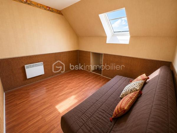 Située dans un quartier calme et recherché de Crépy-en-Valois, cette agréable maison individuelle non mitoyenne de 104 m², construite en 1989, offre un cadre de vie idéal pour une famille à la recherche de confort et de praticité.

Dès l’entrée, vous découvrirez une belle pièce de vie lumineuse avec un séjour/salle à manger ouvert sur une cuisine aménagée, créant un espace convivial pour partager de bons moments en famille ou entre amis. Le rez-de-chaussée dispose également d’une véritable suite parentale avec sa salle d’eau équipée d’une douche à l’italienne et de WC, offrant un confort de vie de plain-pied.

À l’étage, un palier avec rangements dessert trois chambres, un espace pouvant faire office de bureau ou de dressing, ainsi qu’une seconde salle d’eau avec WC, parfaitement adaptée aux besoins d’une famille.

À l’extérieur, vous profiterez d’une agréable terrasse sans vis-à-vis et d’un jardin clos d’environ 396 m², facile à entretenir et idéal pour les repas en plein air ou les jeux des enfants. Un garage avec porte motorisée complète ce bien.

Côté prestations, la maison bénéficie de menuiseries PVC double vitrage récentes, d’un système d’aspiration centralisée et d’un chauffage individuel, garantissant confort et fonctionnalité au quotidien.

Son emplacement est un véritable atout : à seulement 15 minutes à pied de la gare, avec un accès rapide à la N2, à 35 minutes de l’aéroport Roissy-Charles-de-Gaulle, à proximité immédiate du centre-ville, des commerces, des écoles, des transports gratuits et d’un parc, cette maison réunit tous les critères pour une vie pratique et agréable.
À visiter sans tarder