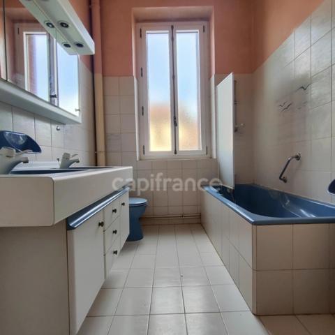 Maison familiale de caractère au cœur des Avenières – 210 m² habitables – 7 chambres – Terrain clos de 1 300 m²