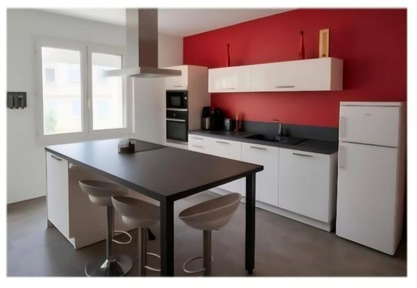 MAISON SUR SOUS SOL PROCHES COMMERCES