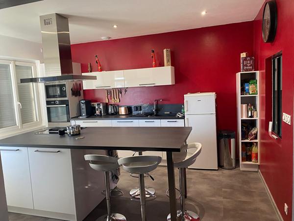 MAISON SUR SOUS SOL PROCHES COMMERCES