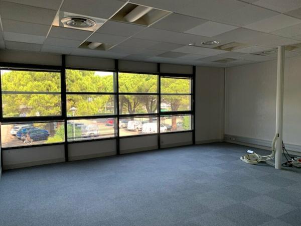 Bureaux à louer à Avignon avec parking sécurisé et ascenseur