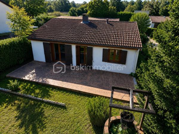 Sébastien RICHARD votre conseiller immobilier dans les Ardennes vous propose une Maison individuelle de plain-pied sur sous-sol à Frénois proche des commodités (transport, écoles, infrastructures sportives, commerces, accès rocade).

Située dans l'un des secteurs les plus recherchés de Frénois, commune de Sedan, cette agréable maison individuelle de plain-pied vous séduira par son environnement calme, son absence totale de vis-à-vis et son magnifique terrain arboré de 940 m².

Implantée au cœur d'un écrin de verdure, elle offre des espaces fonctionnels et lumineux, parfaitement adaptés à une résidence principale.
Ce bien plein de potentiel est à rafraichir intégralement.

Au rez-de-chaussée :

- Entrée accueillante avec porte en bois.
- Belle pièce de vie d'environ 30 m², lumineuse et conviviale, avec accès direct à une vaste terrasse exposée sur le jardin.
- Cuisine équipée d'environ 10 m² avec accès terrasse :
          * meubles hauts et bas, plan de travail, four, hotte, plaque gaz BOSCH.
- Deux chambres confortables de 10 m² et 13 m², bénéficiant d'un environnement particulièrement calme.
- Salle de bains avec baignoire et lavabo.
- WC indépendant.


Au sous-sol complet : 

- Grand garage d'environ 36 m² permettant le stationnement de deux véhicules.
- Espace buanderie d'environ 26 m² avec cabine de douche.
- Atelier d'environ 17 m² idéal pour le bricolage ou le stockage.
- Chaudière individuelle au gaz Frisquet récente (environ 6 ans).


A l'extérieur :

- Jardin arboré à l'avant et à l'arrière de la propriété.
- Aucune mitoyenneté.
- Aucun vis-à-vis sur les pièces de vie.
- Grande terrasse carrelée d'environ 30 m² avec store banne.
- Puits décoratif.
- Carré potager.
- Chemins aménagés en pierres naturelles.
- Descente de garage privative.
- Escalier extérieur d'accès au sous-sol.
- Plusieurs possibilités de stationnement devant la propriété ainsi que dans l'allée individuelle en enrobé.


Informations complémentaires :

- Huisseries bois double vitrage.
- Volets bois.
- Porte de garage aluminium manuelle.
- Toiture en tuiles.
- Tout à l'égout.
- DPE en cours de réalisation.
- Taxe foncière attractive pour le secteur : 1 546 €.


Les atouts :

✅ Secteur calme et très recherché
✅ Maison individuelle sans mitoyenneté
✅ Sous-sol complet avec garage double
✅ Terrain arboré de 940 m²
✅ Grande terrasse sans vis-à-vis
✅ Cadre verdoyant et préservé


Venez visiter ce bien situé dans un environnement privilégié et un cadre verdoyant, exclusivement l'après-midi, sur rendez-vous.

Les images d'illustration générées par IA sont fournies à titre informatif afin d'aider les clients à se projeter et à mieux appréhender le potentiel du bien.