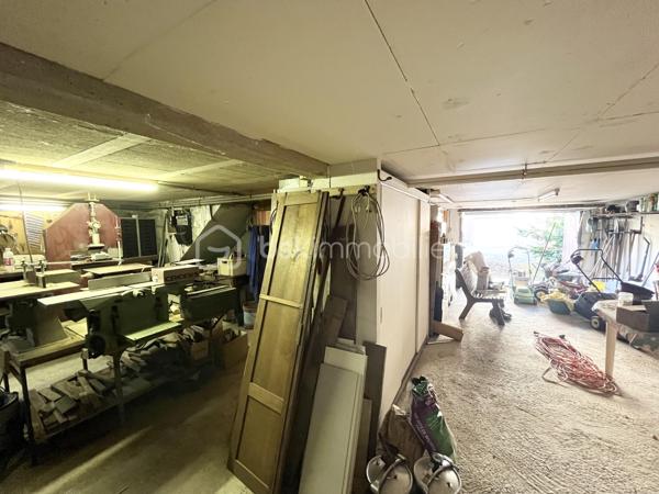 Sébastien RICHARD votre conseiller immobilier dans les Ardennes vous propose une Maison individuelle de plain-pied sur sous-sol à Frénois proche des commodités (transport, écoles, infrastructures sportives, commerces, accès rocade).

Située dans l'un des secteurs les plus recherchés de Frénois, commune de Sedan, cette agréable maison individuelle de plain-pied vous séduira par son environnement calme, son absence totale de vis-à-vis et son magnifique terrain arboré de 940 m².

Implantée au cœur d'un écrin de verdure, elle offre des espaces fonctionnels et lumineux, parfaitement adaptés à une résidence principale.
Ce bien plein de potentiel est à rafraichir intégralement.

Au rez-de-chaussée :

- Entrée accueillante avec porte en bois.
- Belle pièce de vie d'environ 30 m², lumineuse et conviviale, avec accès direct à une vaste terrasse exposée sur le jardin.
- Cuisine équipée d'environ 10 m² avec accès terrasse :
          * meubles hauts et bas, plan de travail, four, hotte, plaque gaz BOSCH.
- Deux chambres confortables de 10 m² et 13 m², bénéficiant d'un environnement particulièrement calme.
- Salle de bains avec baignoire et lavabo.
- WC indépendant.


Au sous-sol complet : 

- Grand garage d'environ 36 m² permettant le stationnement de deux véhicules.
- Espace buanderie d'environ 26 m² avec cabine de douche.
- Atelier d'environ 17 m² idéal pour le bricolage ou le stockage.
- Chaudière individuelle au gaz Frisquet récente (environ 6 ans).


A l'extérieur :

- Jardin arboré à l'avant et à l'arrière de la propriété.
- Aucune mitoyenneté.
- Aucun vis-à-vis sur les pièces de vie.
- Grande terrasse carrelée d'environ 30 m² avec store banne.
- Puits décoratif.
- Carré potager.
- Chemins aménagés en pierres naturelles.
- Descente de garage privative.
- Escalier extérieur d'accès au sous-sol.
- Plusieurs possibilités de stationnement devant la propriété ainsi que dans l'allée individuelle en enrobé.


Informations complémentaires :

- Huisseries bois double vitrage.
- Volets bois.
- Porte de garage aluminium manuelle.
- Toiture en tuiles.
- Tout à l'égout.
- DPE en cours de réalisation.
- Taxe foncière attractive pour le secteur : 1 546 €.


Les atouts :

✅ Secteur calme et très recherché
✅ Maison individuelle sans mitoyenneté
✅ Sous-sol complet avec garage double
✅ Terrain arboré de 940 m²
✅ Grande terrasse sans vis-à-vis
✅ Cadre verdoyant et préservé


Venez visiter ce bien situé dans un environnement privilégié et un cadre verdoyant, exclusivement l'après-midi, sur rendez-vous.

Les images d'illustration générées par IA sont fournies à titre informatif afin d'aider les clients à se projeter et à mieux appréhender le potentiel du bien.