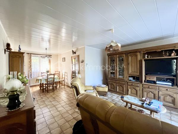 Sébastien RICHARD votre conseiller immobilier dans les Ardennes vous propose une Maison individuelle de plain-pied sur sous-sol à Frénois proche des commodités (transport, écoles, infrastructures sportives, commerces, accès rocade).

Située dans l'un des secteurs les plus recherchés de Frénois, commune de Sedan, cette agréable maison individuelle de plain-pied vous séduira par son environnement calme, son absence totale de vis-à-vis et son magnifique terrain arboré de 940 m².

Implantée au cœur d'un écrin de verdure, elle offre des espaces fonctionnels et lumineux, parfaitement adaptés à une résidence principale.
Ce bien plein de potentiel est à rafraichir intégralement.

Au rez-de-chaussée :

- Entrée accueillante avec porte en bois.
- Belle pièce de vie d'environ 30 m², lumineuse et conviviale, avec accès direct à une vaste terrasse exposée sur le jardin.
- Cuisine équipée d'environ 10 m² avec accès terrasse :
          * meubles hauts et bas, plan de travail, four, hotte, plaque gaz BOSCH.
- Deux chambres confortables de 10 m² et 13 m², bénéficiant d'un environnement particulièrement calme.
- Salle de bains avec baignoire et lavabo.
- WC indépendant.


Au sous-sol complet : 

- Grand garage d'environ 36 m² permettant le stationnement de deux véhicules.
- Espace buanderie d'environ 26 m² avec cabine de douche.
- Atelier d'environ 17 m² idéal pour le bricolage ou le stockage.
- Chaudière individuelle au gaz Frisquet récente (environ 6 ans).


A l'extérieur :

- Jardin arboré à l'avant et à l'arrière de la propriété.
- Aucune mitoyenneté.
- Aucun vis-à-vis sur les pièces de vie.
- Grande terrasse carrelée d'environ 30 m² avec store banne.
- Puits décoratif.
- Carré potager.
- Chemins aménagés en pierres naturelles.
- Descente de garage privative.
- Escalier extérieur d'accès au sous-sol.
- Plusieurs possibilités de stationnement devant la propriété ainsi que dans l'allée individuelle en enrobé.


Informations complémentaires :

- Huisseries bois double vitrage.
- Volets bois.
- Porte de garage aluminium manuelle.
- Toiture en tuiles.
- Tout à l'égout.
- DPE en cours de réalisation.
- Taxe foncière attractive pour le secteur : 1 546 €.


Les atouts :

✅ Secteur calme et très recherché
✅ Maison individuelle sans mitoyenneté
✅ Sous-sol complet avec garage double
✅ Terrain arboré de 940 m²
✅ Grande terrasse sans vis-à-vis
✅ Cadre verdoyant et préservé


Venez visiter ce bien situé dans un environnement privilégié et un cadre verdoyant, exclusivement l'après-midi, sur rendez-vous.

Les images d'illustration générées par IA sont fournies à titre informatif afin d'aider les clients à se projeter et à mieux appréhender le potentiel du bien.