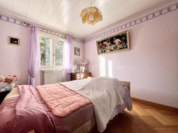 Sébastien RICHARD votre conseiller immobilier dans les Ardennes vous propose une Maison individuelle de plain-pied sur sous-sol à Frénois proche des commodités (transport, écoles, infrastructures sportives, commerces, accès rocade).

Située dans l'un des secteurs les plus recherchés de Frénois, commune de Sedan, cette agréable maison individuelle de plain-pied vous séduira par son environnement calme, son absence totale de vis-à-vis et son magnifique terrain arboré de 940 m².

Implantée au cœur d'un écrin de verdure, elle offre des espaces fonctionnels et lumineux, parfaitement adaptés à une résidence principale.
Ce bien plein de potentiel est à rafraichir intégralement.

Au rez-de-chaussée :

- Entrée accueillante avec porte en bois.
- Belle pièce de vie d'environ 30 m², lumineuse et conviviale, avec accès direct à une vaste terrasse exposée sur le jardin.
- Cuisine équipée d'environ 10 m² avec accès terrasse :
          * meubles hauts et bas, plan de travail, four, hotte, plaque gaz BOSCH.
- Deux chambres confortables de 10 m² et 13 m², bénéficiant d'un environnement particulièrement calme.
- Salle de bains avec baignoire et lavabo.
- WC indépendant.


Au sous-sol complet : 

- Grand garage d'environ 36 m² permettant le stationnement de deux véhicules.
- Espace buanderie d'environ 26 m² avec cabine de douche.
- Atelier d'environ 17 m² idéal pour le bricolage ou le stockage.
- Chaudière individuelle au gaz Frisquet récente (environ 6 ans).


A l'extérieur :

- Jardin arboré à l'avant et à l'arrière de la propriété.
- Aucune mitoyenneté.
- Aucun vis-à-vis sur les pièces de vie.
- Grande terrasse carrelée d'environ 30 m² avec store banne.
- Puits décoratif.
- Carré potager.
- Chemins aménagés en pierres naturelles.
- Descente de garage privative.
- Escalier extérieur d'accès au sous-sol.
- Plusieurs possibilités de stationnement devant la propriété ainsi que dans l'allée individuelle en enrobé.


Informations complémentaires :

- Huisseries bois double vitrage.
- Volets bois.
- Porte de garage aluminium manuelle.
- Toiture en tuiles.
- Tout à l'égout.
- DPE en cours de réalisation.
- Taxe foncière attractive pour le secteur : 1 546 €.


Les atouts :

✅ Secteur calme et très recherché
✅ Maison individuelle sans mitoyenneté
✅ Sous-sol complet avec garage double
✅ Terrain arboré de 940 m²
✅ Grande terrasse sans vis-à-vis
✅ Cadre verdoyant et préservé


Venez visiter ce bien situé dans un environnement privilégié et un cadre verdoyant, exclusivement l'après-midi, sur rendez-vous.

Les images d'illustration générées par IA sont fournies à titre informatif afin d'aider les clients à se projeter et à mieux appréhender le potentiel du bien.