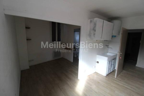 Bâtiment à rénover comprenant 2 appartements et un entrepôt 300 m² environ