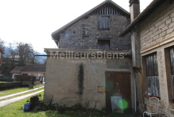 Bâtiment à rénover comprenant 2 appartements et un entrepôt 300 m² environ