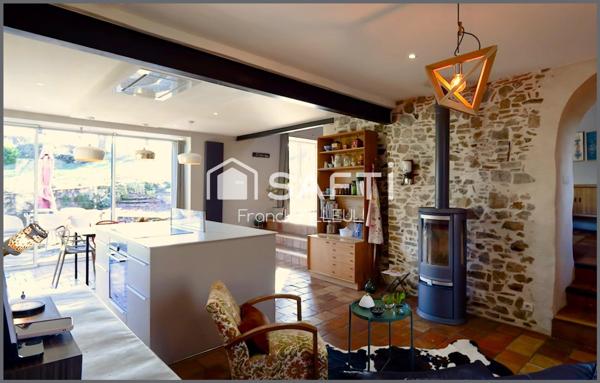 Maison de pierre avec piscine et dépendances