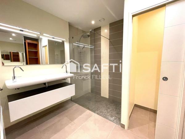 Maison de pierre avec piscine et dépendances