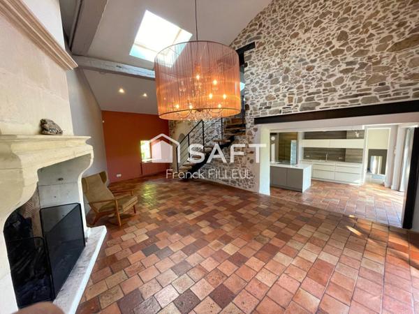 Maison de pierre avec piscine et dépendances