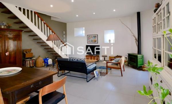 Maison de pierre avec piscine et dépendances