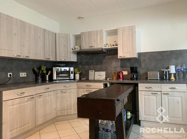 Maison de plain-pied 2 chambres au calme avec jardinets.