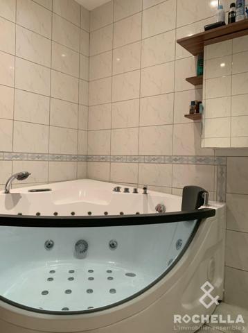 Maison de plain-pied 2 chambres au calme avec jardinets.