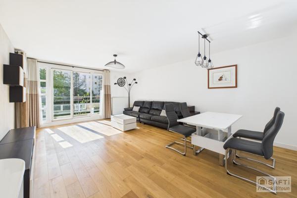 Bécon. Appartement moderne de 4 pièces, 100 m², avec balcon, cave et parking.