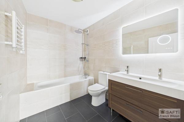 Bécon. Appartement moderne de 4 pièces, 100 m², avec balcon, cave et parking.