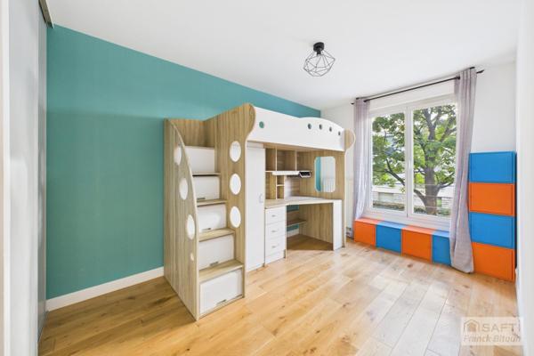 Bécon. Appartement moderne de 4 pièces, 100 m², avec balcon, cave et parking.