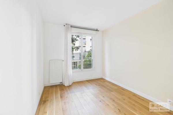Bécon. Appartement moderne de 4 pièces, 100 m², avec balcon, cave et parking.