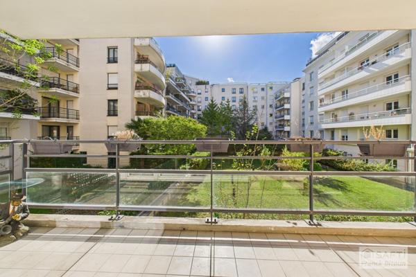 Bécon. Appartement moderne de 4 pièces, 100 m², avec balcon, cave et parking.