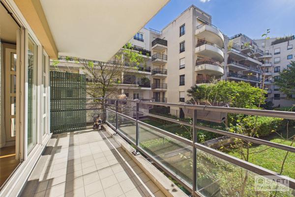 Bécon. Appartement moderne de 4 pièces, 100 m², avec balcon, cave et parking.