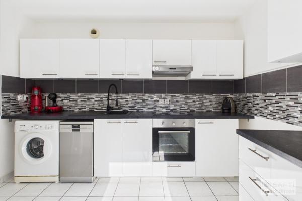 Bécon. Appartement moderne de 4 pièces, 100 m², avec balcon, cave et parking.