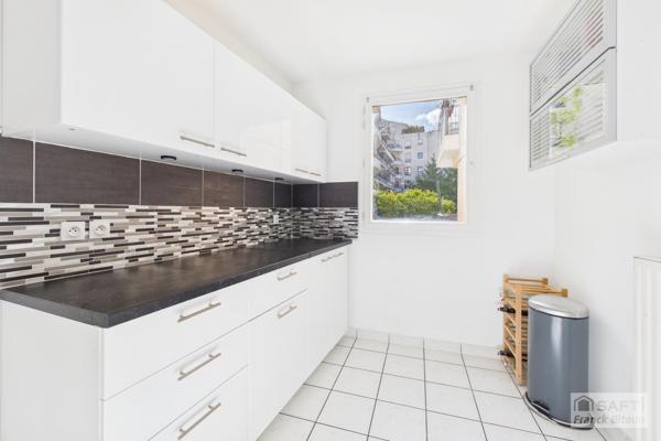 Bécon. Appartement moderne de 4 pièces, 100 m², avec balcon, cave et parking.