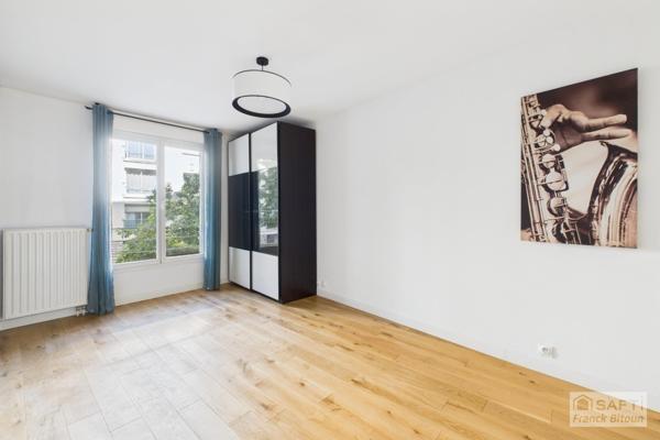 Bécon. Appartement moderne de 4 pièces, 100 m², avec balcon, cave et parking.