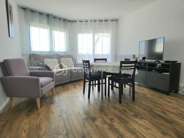 Idéalement situé à Rezé quartier Bourderies, proche des commodités, venez découvrir cet appartement de 68 m2 au quatrième étage avec ascenseur.
Il bénéficie d'une entrée avec rangements desservant un dressing, une cuisine, une buanderie, deux chambres, un wc, une salle d'eau et un séjour lumineux avec loggia.
Un garage et une cave complètent le bien.
Aucun travaux à prévoir.
Contactez moi pour une visite.