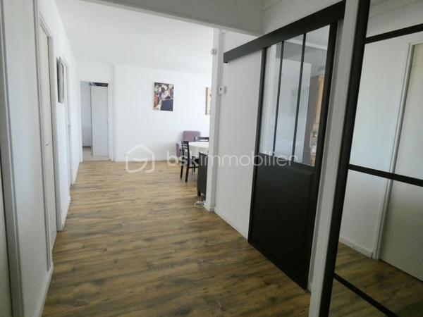 Idéalement situé à Rezé quartier Bourderies, proche des commodités, venez découvrir cet appartement de 68 m2 au quatrième étage avec ascenseur.
Il bénéficie d'une entrée avec rangements desservant un dressing, une cuisine, une buanderie, deux chambres, un wc, une salle d'eau et un séjour lumineux avec loggia.
Un garage et une cave complètent le bien.
Aucun travaux à prévoir.
Contactez moi pour une visite.