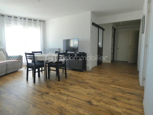Idéalement situé à Rezé quartier Bourderies, proche des commodités, venez découvrir cet appartement de 68 m2 au quatrième étage avec ascenseur.
Il bénéficie d'une entrée avec rangements desservant un dressing, une cuisine, une buanderie, deux chambres, un wc, une salle d'eau et un séjour lumineux avec loggia.
Un garage et une cave complètent le bien.
Aucun travaux à prévoir.
Contactez moi pour une visite.