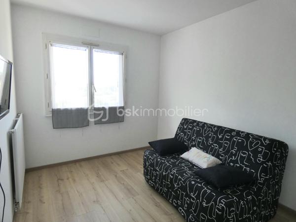 Idéalement situé à Rezé quartier Bourderies, proche des commodités, venez découvrir cet appartement de 68 m2 au quatrième étage avec ascenseur.
Il bénéficie d'une entrée avec rangements desservant un dressing, une cuisine, une buanderie, deux chambres, un wc, une salle d'eau et un séjour lumineux avec loggia.
Un garage et une cave complètent le bien.
Aucun travaux à prévoir.
Contactez moi pour une visite.