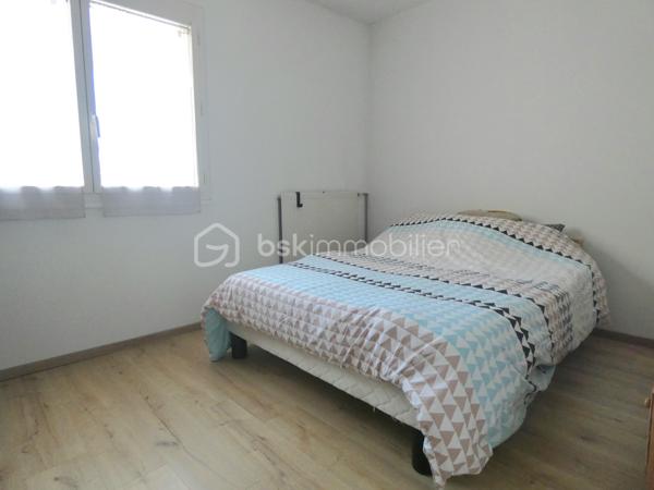 Idéalement situé à Rezé quartier Bourderies, proche des commodités, venez découvrir cet appartement de 68 m2 au quatrième étage avec ascenseur.
Il bénéficie d'une entrée avec rangements desservant un dressing, une cuisine, une buanderie, deux chambres, un wc, une salle d'eau et un séjour lumineux avec loggia.
Un garage et une cave complètent le bien.
Aucun travaux à prévoir.
Contactez moi pour une visite.